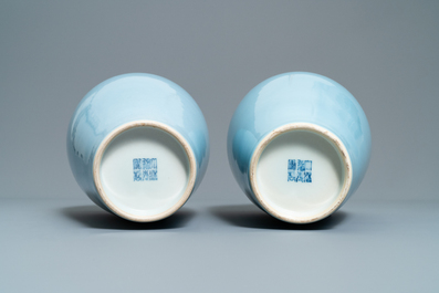 A pair of Chinese monochrome lavender blue vases, a turquoise hat stand and a pair of lions, 19/20th C.