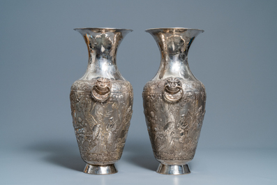 Une paire de grands vases exceptionnels en argent &agrave; d&eacute;cor repouss&eacute;, Chine, 19&egrave;me