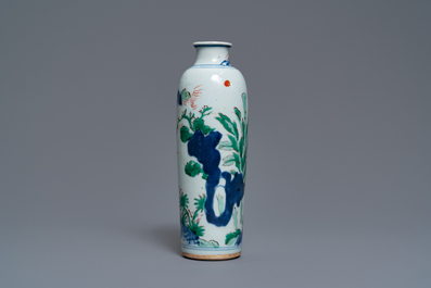 Un vase de forme rouleau en porcelaine de Chine wucai, &eacute;poque Transition