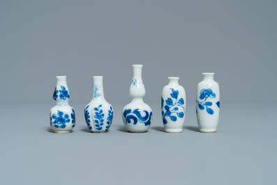 Dix vases miniatures en porcelaine de Chine en bleu et blanc, Kangxi