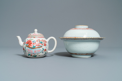 Cinq pi&egrave;ces en porcelaine de Chine famille rose et rouge de fer, Kangxi/Qianlong