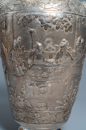Une paire de grands vases exceptionnels en argent &agrave; d&eacute;cor repouss&eacute;, Chine, 19&egrave;me