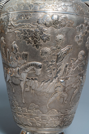 Une paire de grands vases exceptionnels en argent &agrave; d&eacute;cor repouss&eacute;, Chine, 19&egrave;me