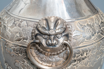 Une paire de grands vases exceptionnels en argent &agrave; d&eacute;cor repouss&eacute;, Chine, 19&egrave;me