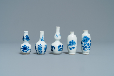 Dix vases miniatures en porcelaine de Chine en bleu et blanc, Kangxi