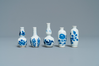 Dix vases miniatures en porcelaine de Chine en bleu et blanc, Kangxi