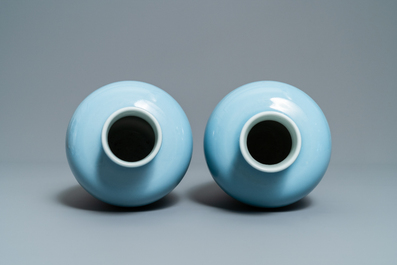 A pair of Chinese monochrome lavender blue vases, a turquoise hat stand and a pair of lions, 19/20th C.