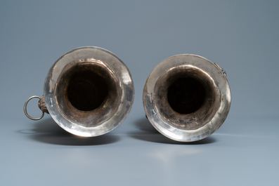 Une paire de grands vases exceptionnels en argent &agrave; d&eacute;cor repouss&eacute;, Chine, 19&egrave;me