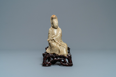 Une figure de Guanyin en pierre &agrave; savon sur socle en bois sculpt&eacute;, Chine, 19&egrave;me