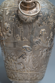 Une paire de grands vases exceptionnels en argent &agrave; d&eacute;cor repouss&eacute;, Chine, 19&egrave;me