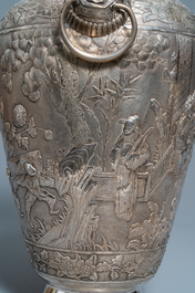 Une paire de grands vases exceptionnels en argent &agrave; d&eacute;cor repouss&eacute;, Chine, 19&egrave;me