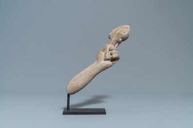 Un fragment du bras de Vishnu en pierre schiste, Khmer, art pre-Angkorien, 7/9&egrave;me