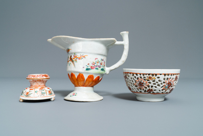 Cinq pi&egrave;ces en porcelaine de Chine famille rose et rouge de fer, Kangxi/Qianlong