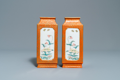 Een paar vierkante Chinese famille rose vazen met floraal decor, Yongzheng merk, Republiek