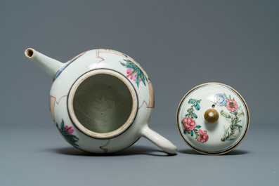 Une th&eacute;i&egrave;re et son couvercle en porcelaine de Chine famille rose, Yongzheng