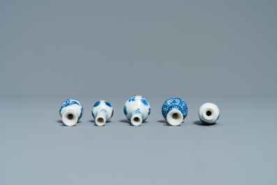 Dix vases miniatures en porcelaine de Chine en bleu et blanc, Kangxi