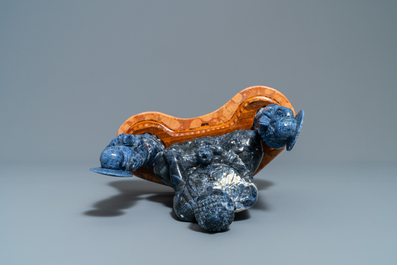 Deux groupes en lapis lazuli sculpt&eacute;, Chine, 20&egrave;me