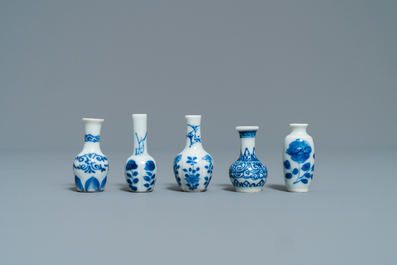 Dix vases miniatures en porcelaine de Chine en bleu et blanc, Kangxi