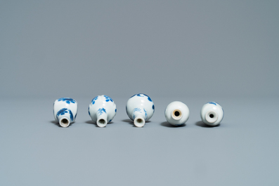 Dix vases miniatures en porcelaine de Chine en bleu et blanc, Kangxi