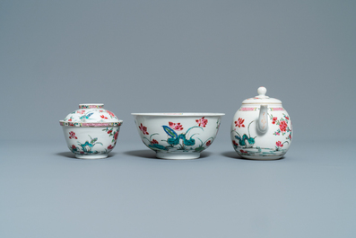 Un service &agrave; th&eacute; de 27 pi&egrave;ces en porcelaine de Chine famille rose &agrave; d&eacute;cor de paysages, Yongzheng/Qianlong