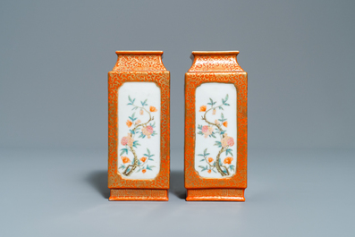 Een paar vierkante Chinese famille rose vazen met floraal decor, Yongzheng merk, Republiek