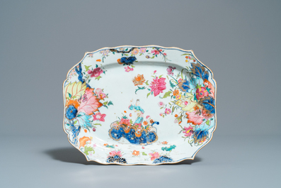 Une paire de plats en porcelaine de Chine famille rose &agrave; d&eacute;cor 'Feuille de tabac', Qianlong