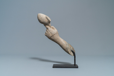 Un fragment du bras de Vishnu en pierre schiste, Khmer, art pre-Angkorien, 7/9&egrave;me