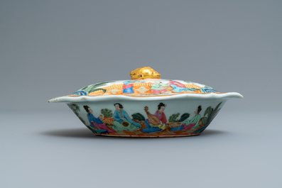 Une terrine couverte, une assiette et un bol en porcelaine de Chine famille rose, 19&egrave;me