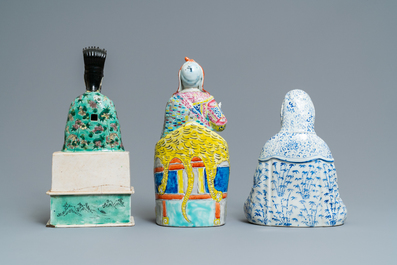 Drie Chinese famille rose en verte figuren, 19/20e eeuw