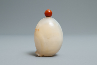 A Chinese carved agate snuff bottle with a hatching egg, 19/20th C.