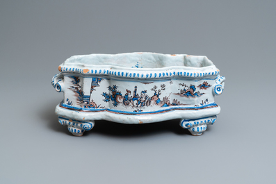 Een grote Franse fa&iuml;ence jardini&egrave;re met chinoiserie in blauw-wit en mangaan, Nevers, 17e eeuw
