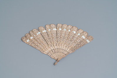 Deux &eacute;ventails en filigrane d'argent et argent &eacute;maill&eacute;, Chine, 19&egrave;me
