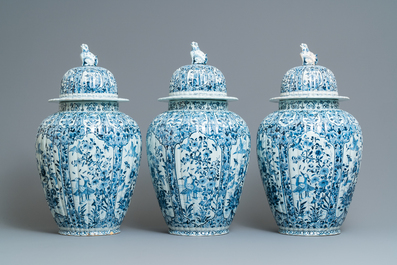Une grande garniture de cinq vases en fa&iuml;ence de Delft en bleu et blanc, 19&egrave;me