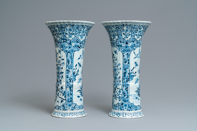Une grande garniture de cinq vases en fa&iuml;ence de Delft en bleu et blanc, 19&egrave;me