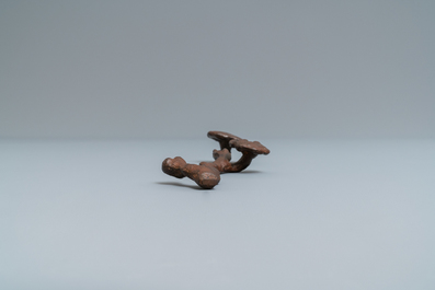 Un repose-pinceaux en fer en forme d'un sceptre ruyi au lingzhi, Ming