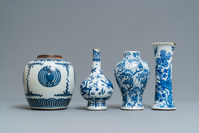 Vier Chinese blauw-witte vazen, Kangxi