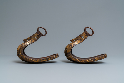 Une selle 'kura' et sa paire d'&eacute;triers 'abumi' en laque dor&eacute;e, Japon, Muromachi, 16&egrave;me