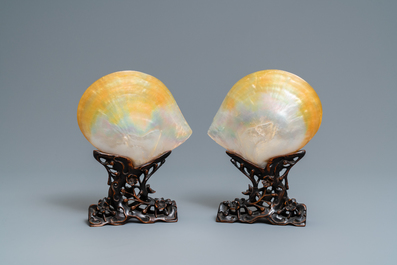 Deux coquillages en nacre sculpt&eacute;s sur socles en bois, Chine, 19&egrave;me