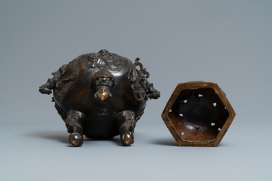 A Chinese bronze censer and cover, Xuande mark, 19/20th C.
