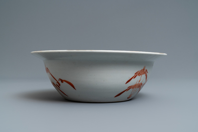 Une terrine couverte, une assiette et un bol en porcelaine de Chine famille rose, 19&egrave;me
