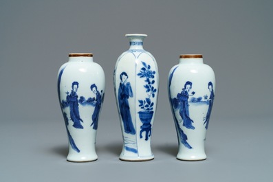 Three Chinese blue and white vases and a dish, Transitional period and Kangxi