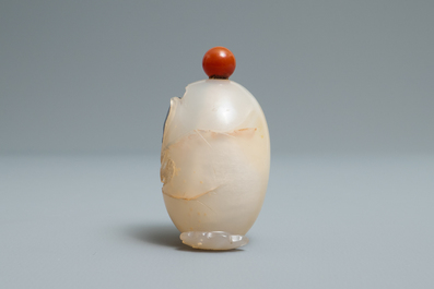 A Chinese carved agate snuff bottle with a hatching egg, 19/20th C.
