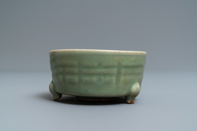 Een Chinese Longquan celadon wierookbrander met trigrammen, Ming