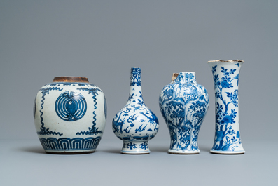 Vier Chinese blauw-witte vazen, Kangxi