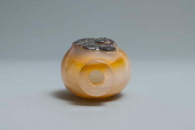 Une tabati&egrave;re en agate sculpt&eacute; figurant des musiciens, Chine, 19/20&egrave;me