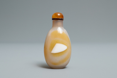 Une tabati&egrave;re en agate sculpt&eacute; figurant des musiciens, Chine, 19/20&egrave;me