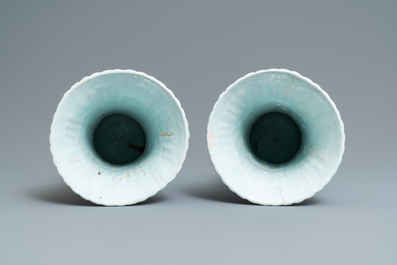 Une grande garniture de cinq vases en fa&iuml;ence de Delft en bleu et blanc, 19&egrave;me