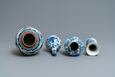 Vier Chinese blauw-witte vazen, Kangxi