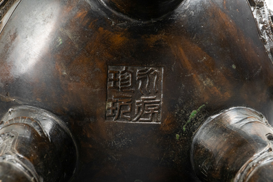 A Chinese bronze censer and cover, Xuande mark, 19/20th C.