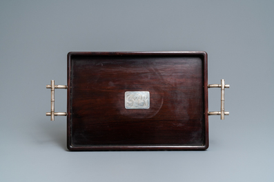 Deux plateaux en bois aux anses et plaques en argent, Chine, 19&egrave;me